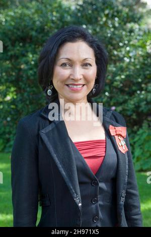 Die Entertainerin Tina Cross erhielt am Mittwoch, dem 19. September 2007, die Insignie eines Offiziers des neuseeländischen Verdienstordens für die Musikindustrie bei einer Investiturfeier im Government House, Auckland, Neuseeland. Stockfoto