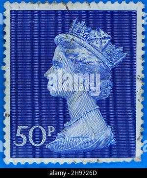 Foto einer blauen Briefmarke 50p mit Queen Elizabeth II im Profil Stockfoto