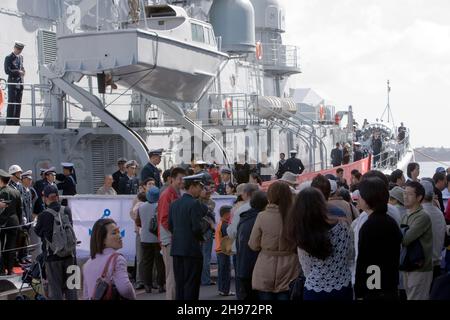 Chinesische Matrosen begrüßen die Öffentlichkeit an Bord der HAERBIN (DDG112), eines ZERSTÖRERS VON LUHU, aus China, das am Sonntag, dem 7. Oktober 2007, Auckland, Neuseeland besucht. Stockfoto