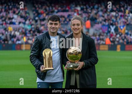 Barcelona, Spanien. 4th Dez 2021. Die Barcelonas Pedri (R) und Alexia Putellas zeigen die Kopa Trophy für die beste Spielerin unter 21 Jahren und den Ballon d'Or der Frau vor einem spanischen Fußballspiel der ersten Liga zwischen dem FC Barcelona und Real Betis in Barcelona, Spanien, am 4. Dezember 2021. Quelle: Joan Gosa/Xinhua/Alamy Live News Stockfoto