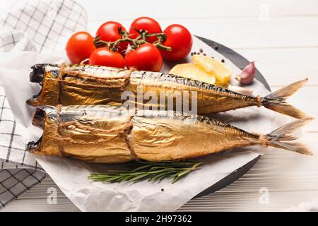 Leckere geräucherte Makrele auf dem Tisch Stockfoto