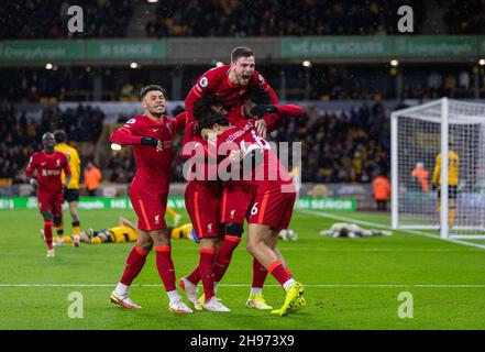 Wolverhampton. 5th Dez 2021. Liverpools Spieler feiern den Torreigen während des Spiels der englischen Premier League 2021-2022 zwischen Wolverhampton Wanderers und Liverpool am 4. Dezember 2021 in Wolverhampton, Großbritannien. Liverpool gewann 1:0. Quelle: Xinhua/Alamy Live News Stockfoto