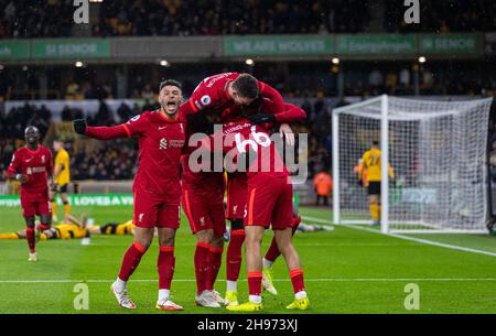 Wolverhampton. 5th Dez 2021. Liverpools Spieler feiern den Torreigen während des Spiels der englischen Premier League 2021-2022 zwischen Wolverhampton Wanderers und Liverpool am 4. Dezember 2021 in Wolverhampton, Großbritannien. Liverpool gewann 1:0. Quelle: Xinhua/Alamy Live News Stockfoto