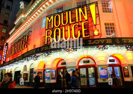 London, Großbritannien, 4th. Dezember 2021. Der Ausbruch von Covid-19-Fällen unter den Cast zwang die Schließung von „Moulin Rouge! The Musical' im Piccadilly Theatre im West End am 3rd. Und 4th. Dezember. Die Informationen wurden am Samstagabend aktualisiert und am Montag, den 6th. Und Dienstag, den 7th. Dezember, wurden weitere Stornierungen angekündigt - und zwei Pressevorführungen. Die Show wurde vor kurzem am 24th. November nach Monaten der Unsicherheit während der Pandemie eröffnet. Kredit: Elfte Stunde Fotografie/Alamy Live Nachrichten Stockfoto