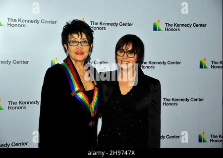 2002 Honoree Chita Rivera, links, und ihre Tochter Lisa Mordente kommen am Samstag, den 4. Dezember 2021, zur Medaillenzeremonie zu Ehren der Empfänger der jährlichen Kennedy Center-Ehrungen 44th in der Library of Congress in Washington, DC an. Die 2021 Preisträger sind: Opernbass-Bariton Justino Diaz, Motown-Gründer, Songwriter, Produzent und Regisseur Berry Gordy, ‘Saturday Night Live-Schöpfer Lorne Michaels, legendäre Bühnen- und Leinwandikone Bette Midler und Singer-Songwriter Joni Mitchell. Kredit: Ron Sachs/Pool über CNP Stockfoto