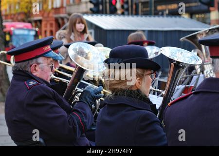 London, Großbritannien, 4th. Dezember 2021. Eine Heilsarmee-Band spielt Weihnachtslieder am Sloane Square im Rahmen des Chelsea Christmas Shopping-Events, bei dem Besucher auch Geschenke von Pater Christmas, kostenlose Pferde- und Kutschenfahrten und Werbeaktionen im Geschäft genossen, während der Countdown bis Weihnachten weitergeht. Kredit: Elfte Stunde Fotografie/Alamy Live Nachrichten Stockfoto