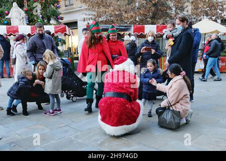 London, Großbritannien, 4th. Dezember 2021. Familien treffen sich mit dem Weihnachtsmann und den Elfen beim Chelsea Christmas Shopping, wo die Besucher während des Countdowns bis Weihnachten auch eine Vielzahl von Unterhaltungsangeboten, kostenlosen Ausritte mit Pferden und Kutschfahrten und Werbeaktionen im Geschäft genossen. Kredit: Elfte Stunde Fotografie/Alamy Live Nachrichten Stockfoto