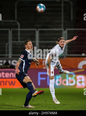 Augsburg, Gremany. 4th Dez 2021. Sebastian Polter (L) aus Bochum vies mit Fredrik Jensen aus Augsburg ein Bundesliga-Spiel zwischen dem FC Augsburg und dem VfL Bochum am 4. Dezember 2021 in Augsburg, Gremany. Quelle: Philippe Ruiz/Xinhua/Alamy Live News Stockfoto