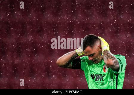 Augsburg, Gremany. 4th Dez 2021. Torwart Rafal Gikiewicz aus Augsburg reagiert am 4. Dezember 2021 bei einem Bundesligaspiel zwischen dem FC Augsburg und dem VfL Bochum in Augsburg, Gremany. Quelle: Philippe Ruiz/Xinhua/Alamy Live News Stockfoto