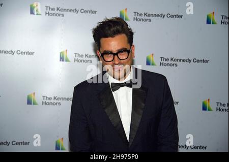 Dan Levy kommt am Samstag, den 4. Dezember 2021, zur Medaillon-Zeremonie zu Ehren der Empfänger der jährlichen Kennedy Center-Ehrungen 44th in der Library of Congress in Washington, DC. Die 2021 Preisträger sind: Opernbass-Bariton Justino Diaz, Motown-Gründer, Songwriter, Produzent und Regisseur Berry Gordy, ‘Saturday Night Live' Schöpfer Lorne Michaels, legendäre Bühnen- und Leinwandikone Bette Midler und Singer-Songwriter Joni Mitchell.Quelle: Ron Sachs/Pool via CNP /MediaPunch Stockfoto