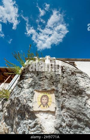 Danilovgrad Kommune, Montenegro-September 13th 2019: Gemälde des Antlitzes Christi unter einer östlichen, christlich-orthodoxen Kirche, mit einem Kruzifix Stockfoto