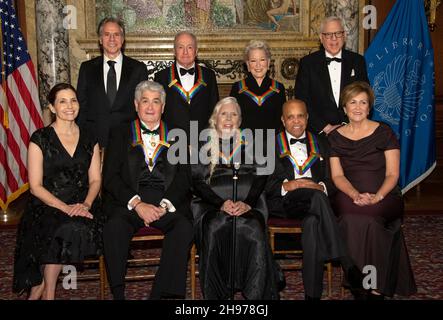 Die Empfänger der jährlichen Kennedy Center Honours 44th posieren für ein Gruppenfoto nach der Medaillenzeremonie in der Library of Congress in Washington, DC am Samstag, dem 4. Dezember 2021. Von links nach rechts hintere Reihe: US-Außenminister Antony Blinken, ‘Saturday Night Live-Schöpferin Lorne Michaels, legendäre Bühnen- und Leinwandikone Bette Midler und David M. Rubenstein, Vorsitzender des Kennedy Center for the Performing Arts. Vordere Reihe, von links nach rechts: Evan Ryan, Ehefrau von Secretary Blinken, Opernbariton Justino Diaz, Singer-Songwriter Joni Mitchell, Motown-Gründer, Songwriter Stockfoto