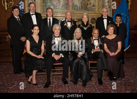 Die Empfänger der jährlichen Kennedy Center Honours 44th posieren für ein Gruppenfoto nach der Medaillenzeremonie in der Library of Congress in Washington, DC am Samstag, dem 4. Dezember 2021. Von links nach rechts in der hinteren Reihe: Produzentin Glenn Weiss, Produzentin Ricky Kirshner, US-Außenminister Antony Blinken, ‘Saturday Night Live-Schöpferin Lorne Michaels, die legendäre Bühnen- und Leinwandikone Bette Midler, David M. Rubenstein, Vorsitzender des Kennedy Center for the Performing Arts, und Carla Hayden, die Bibliothekarin des Kongresses von 14th. Erste Reihe, von links nach rechts: Evan Ryan, Ehefrau von Secretary Blinken, op Stockfoto