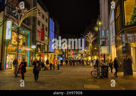 Nachtansicht der Einkaufsstraße Schildergasse im Zentrum von Köln, Deutschland. Stockfoto