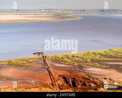 Eisenerzverladeanlage im Hafen von Wyndham am Cambridge Gulf, East Kimberley, vom Aussichtspunkt Fiver Rivers, Mount Bastion (325m) Stockfoto