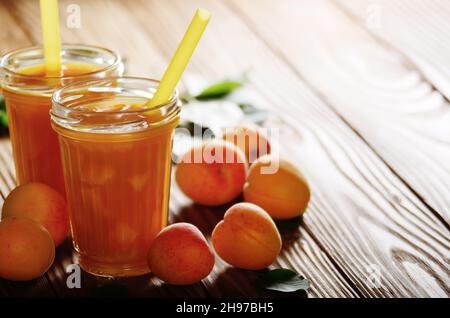 Aprikose Smoothie in Mason jar auf hölzernen Tisch Stockfoto