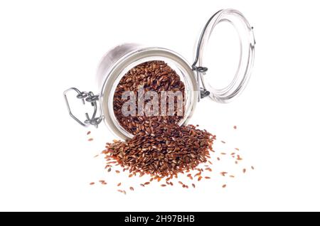 Brauner Leinsamen in Glas airtight jar auf weißem Hintergrund Stockfoto