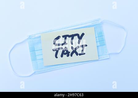 Inspiration mit Schild City Taxi. Ein Wort, das über den Fahrzeugtyp geschrieben wurde, der bei einem Fahrer gemietet werden kann, wird häufig für eine nicht gemeinsam genutzte Fahrt geschrieben und sendet eine Meldung zur Virenwahrnehmung Stockfoto