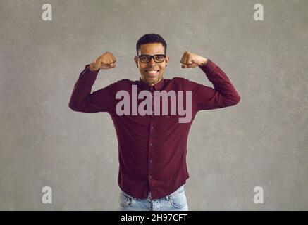 Afroamerikanischer Mann zeigt Kraft und Kraft mit Händen Studio Schuss Stockfoto