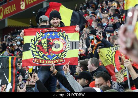 Unterstützer Lens beim Fußballspiel der französischen Ligue 1 zwischen RC Lens und Paris Saint-Germain am 4. Dezember 2021 im Bollaert-Delelis-Stadion in Lens, Frankreich - Foto: Laurent Sanson/DPPI/LiveMedia Stockfoto