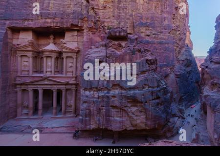 Petra, Jordanien - 22. Oktober 2021: Blick auf die Schatzkammer (Al-Khazneh) mit Besuchern, in der alten nabatäischen Stadt Petra, Südjordanien Stockfoto