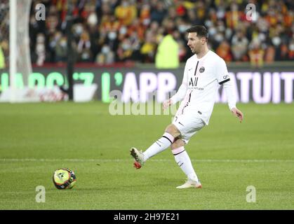 Lionel Messi vom PSG beim Fußballspiel der französischen Ligue 1 zwischen RC Lens und Paris Saint-Germain (PSG) am 4. Dezember 2021 im Stade Bollaert-Delelis in Lens, Frankreich - Foto: Jean Catuffe/DPPI/LiveMedia Stockfoto