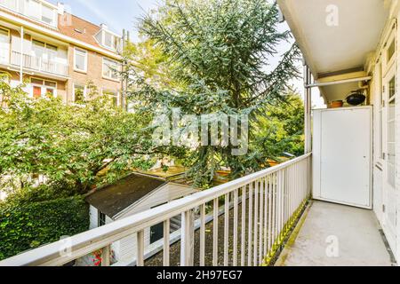 Schöner langer, enger Balkon mit Holzgeländern Stockfoto