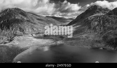 Schwarz-Weiß Luftaufnahme der fliegenden Drohne Episches Landschaftsbild des Herbstes entlang des Ogwen-Vslley im Snowdonia-Nationalpark mit dramatischen Stockfoto