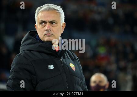 Rom, Italien. 04th Dez 2021. Rom, Italien Dezember 4 2021. Trainer Jose Mourinho (Roma) vor dem Serie A Spiel zwischen AS Roma und dem FC Internazionale im Stadio Olimpico. (Foto von Giuseppe Fama/Pacific Press) Quelle: Pacific Press Media Production Corp./Alamy Live News Stockfoto