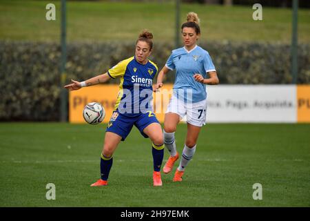 Formello, Italien. 4th Dez 2021. Alessia Rognoni von Hellas Verona und Camilla Labate von S.S. Lazio Frauen während der 10th Tage der Serie A Meisterschaft zwischen S.S. Lazio Frauen und Hellas Verona Frauen im stadio Mirko Fersini am 4th. Dezember, 2021 in Formello, Italien. (Bild: © Domenico Cippitelli/Pacific Press via ZUMA Press Wire) Stockfoto