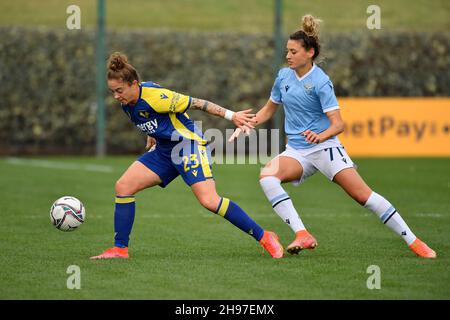 Formello, Italien. 4th Dez 2021. Alessia Rognoni von Hellas Verona und Camilla Labate von S.S. Lazio Frauen während der 10th Tage der Serie A Meisterschaft zwischen S.S. Lazio Frauen und Hellas Verona Frauen im stadio Mirko Fersini am 4th. Dezember, 2021 in Formello, Italien. (Bild: © Domenico Cippitelli/Pacific Press via ZUMA Press Wire) Stockfoto