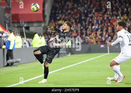 Jonathan Clauss 11 Lens während des Fußballspiels der französischen Ligue 1 zwischen RC Lens und Paris Saint-Germain am 4. Dezember 2021 im Bollaert-Delelis-Stadion in Lens, Frankreich - Foto: Laurent Sanson/DPPI/LiveMedia Stockfoto