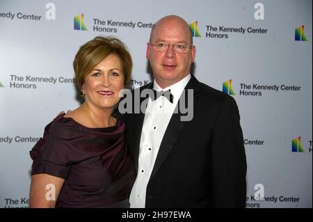 Deborah F. Rutter, Präsidentin des John F. Kennedy Center for the Performing Arts, Left, und ihr Mann, Peter Ellefson, kommen am Samstag, dem 4. Dezember 2021, zur Medaillon-Zeremonie zu Ehren der Empfänger der jährlichen Kennedy Center-Ehrungen 44th in der Library of Congress in Washington, DC an. Die 2021 Preisträger sind: Opernbass-Bariton Justino Diaz, Motown-Gründer, Songwriter, Produzent und Regisseur Berry Gordy, ‘Saturday Night Live' Schöpfer Lorne Michaels, legendäre Bühnen- und Leinwandikone Bette Midler und Singer-Songwriter Joni Mitchell.Quelle: Ron Sachs/Pool/Sipa USA Stockfoto