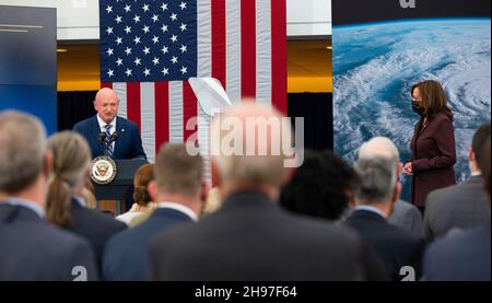 WASHINGTON DC, USA - 01. Dezember 2021 - Senator Mark Kelly (Demokrat Arizona - links) stellt US-Vizepräsidentin Kamala Harris vor, der während der Na gesehen wird Stockfoto