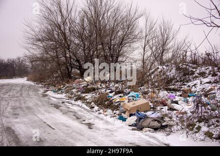 Müllhalde auf der Straßenseite im Winter. Stockfoto