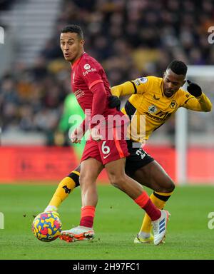 Wolverhampton, Großbritannien. 04th Dez 2021. Thiago Alcantara von Liverpool und Nelson Semedo von Wolves während des Premier League-Spiels zwischen Wolverhampton Wanderers und Liverpool am 4. Dezember 2021 in Molineux, Wolverhampton, England. Foto von Andy Rowland. Quelle: Prime Media Images/Alamy Live News Stockfoto