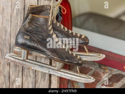 Alte Retro-Schlittschuhe. Hockey-Schlittschuhe im Vintage-Stil Stockfoto