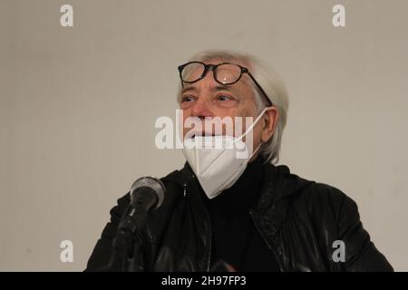 Casoria, Italien. 03rd Dez 2021. CAM-ON-Preis, der dem Sänger Nino D'Angelo vom CAM MUSEUM of Casoria verliehen wurde.im Bild Nino D' Angelo, Sänger (Foto: Salvatore Esposito/Pacific Press) Quelle: Pacific Press Media Production Corp./Alamy Live News Stockfoto