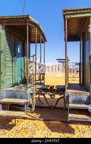 Ansicht der restaurierten osmanischen Zugwagen, in der Wadi Rum Station des Al Hijaz Dampfzugs, Südjordanien Stockfoto