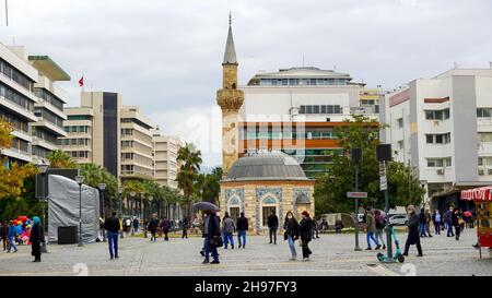 Izmir, Izmir, Türkei. 3rd Dez 2021. Die türkische Lira erreichte gegenüber dem USD ein neues Allzeittief von 13,9, nachdem die Ratingagentur Fitch die Aussichten des Landes hinsichtlich der Risiken auf negativ korrigierte. Zum zweiten Mal in dieser Woche verkauft die türkische Zentralbank Dollar zur Unterstützung der türkischen Lira. Zum anderen gab das türkische Statistische Institut (TUIK) am selben Tag bekannt, dass der Verbraucherpreisindex (CPI) im November um 3,51 Prozent gegenüber dem Vormonat gestiegen ist und auf jährlicher Basis auf 21,31 Prozent Anstieg. Nach den Berechnungen der Inflationsforschungsgruppe (ENAG), der Verbraucher Stockfoto