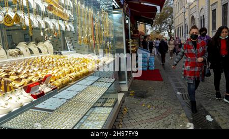 Izmir, Izmir, Türkei. 3rd Dez 2021. Die türkische Lira erreichte gegenüber dem USD ein neues Allzeittief von 13,9, nachdem die Ratingagentur Fitch die Aussichten des Landes hinsichtlich der Risiken auf negativ korrigierte. Zum zweiten Mal in dieser Woche verkauft die türkische Zentralbank Dollar zur Unterstützung der türkischen Lira. Zum anderen gab das türkische Statistische Institut (TUIK) am selben Tag bekannt, dass der Verbraucherpreisindex (CPI) im November um 3,51 Prozent gegenüber dem Vormonat gestiegen ist und auf jährlicher Basis auf 21,31 Prozent Anstieg. Nach den Berechnungen der Inflationsforschungsgruppe (ENAG), der Verbraucher Stockfoto