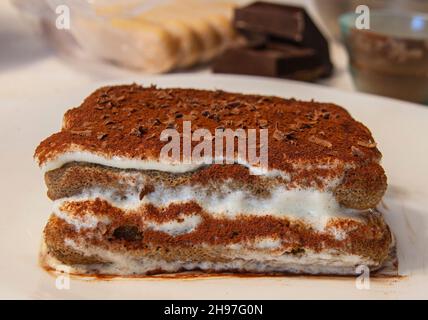 Der klassische hausgemachte Tiramisu ist das italienische Dessert par excellence, eines der köstlichsten und bekanntesten der Welt. Mascarpone-Creme und Kaffee Stockfoto
