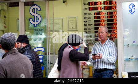 Izmir, Izmir, Türkei. 3rd Dez 2021. Die türkische Lira erreichte gegenüber dem USD ein neues Allzeittief von 13,9, nachdem die Ratingagentur Fitch die Aussichten des Landes hinsichtlich der Risiken auf negativ korrigierte. Zum zweiten Mal in dieser Woche verkauft die türkische Zentralbank Dollar zur Unterstützung der türkischen Lira. Zum anderen gab das türkische Statistische Institut (TUIK) am selben Tag bekannt, dass der Verbraucherpreisindex (CPI) im November um 3,51 Prozent gegenüber dem Vormonat gestiegen ist und auf jährlicher Basis auf 21,31 Prozent Anstieg. Nach den Berechnungen der Inflationsforschungsgruppe (ENAG), der Verbraucher Stockfoto