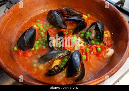 Die Suppe aus Muscheln und Erbsen mit Tomaten ist ein sehr vielseitiges Gericht, in der Tat sind sie sehr gut gegessen mit einem frischen und duftenden Laib Brot Stockfoto