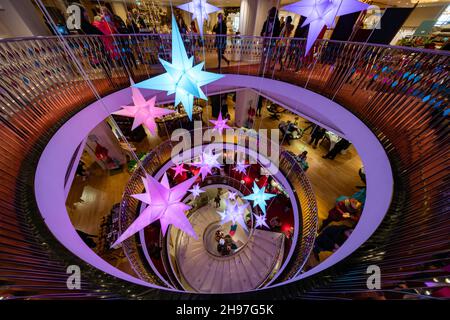 LONDON, Großbritannien - 04. DEZEMBER 2021: Fortnum und Mason werden zu Weihnachten geschmückt. Gegründet 1707 von William Fortnum und Hugh Mason in Piccadilly London Stockfoto