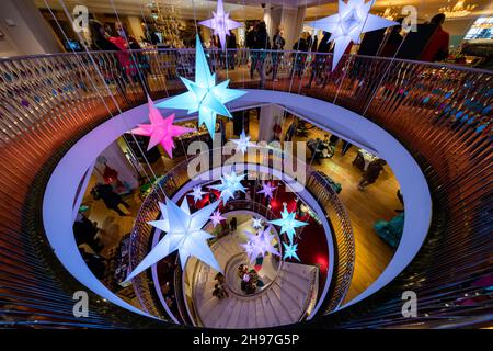 LONDON, Großbritannien - 04. DEZEMBER 2021: Fortnum und Mason werden zu Weihnachten geschmückt. Gegründet 1707 von William Fortnum und Hugh Mason in Piccadilly London Stockfoto
