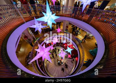 LONDON, Großbritannien - 04. DEZEMBER 2021: Fortnum und Mason werden zu Weihnachten geschmückt. Gegründet 1707 von William Fortnum und Hugh Mason in Piccadilly London Stockfoto