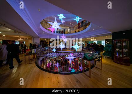LONDON, Großbritannien - 04. DEZEMBER 2021: Fortnum und Mason werden zu Weihnachten geschmückt. Gegründet 1707 von William Fortnum und Hugh Mason in Piccadilly London Stockfoto