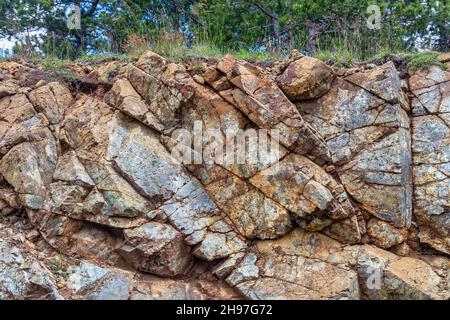 Querschnitt aus farbigem Stein, Hintergrundschichten aus Boden und Gestein. Stockfoto