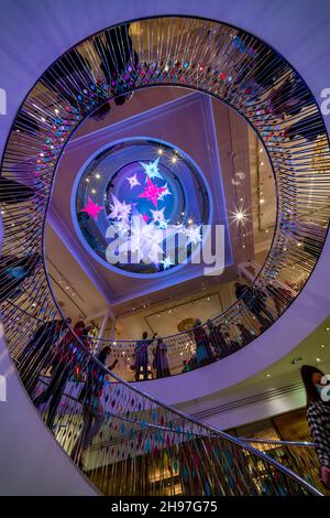 LONDON, Großbritannien - 04. DEZEMBER 2021: Fortnum und Mason werden zu Weihnachten geschmückt. Gegründet 1707 von William Fortnum und Hugh Mason in Piccadilly London Stockfoto
